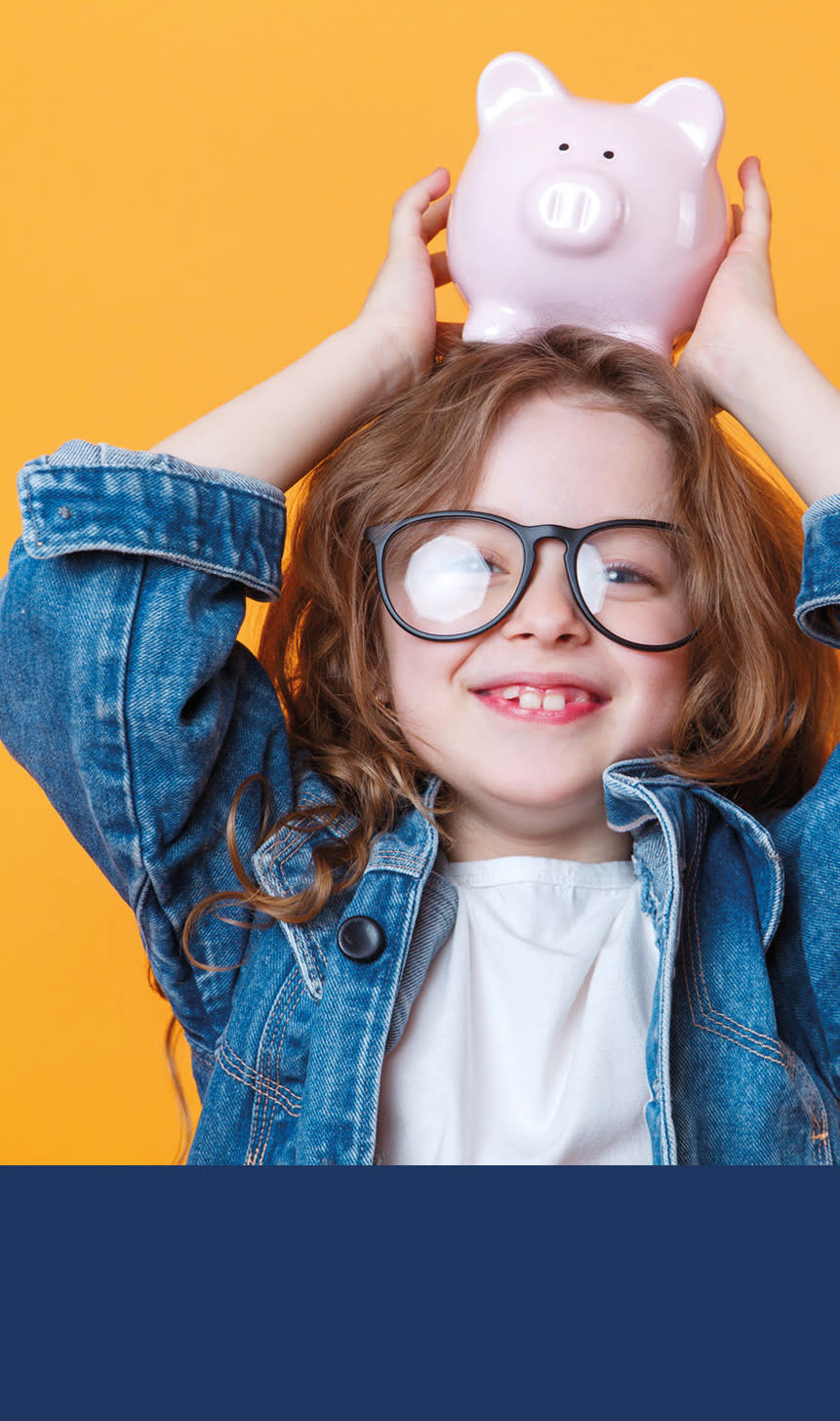 Jente med rosa sparegris på hodet foran en oransje bakgrunn.