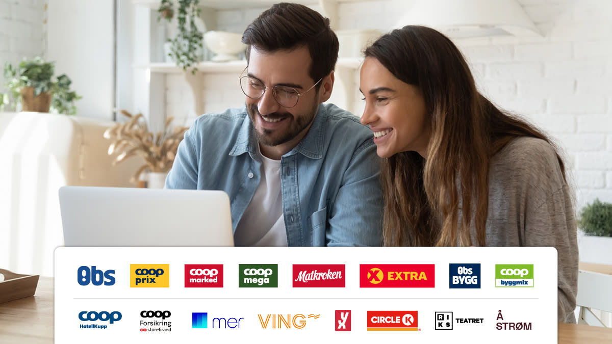 Et par smiler mot en dataskjerm med flere logoer foran.