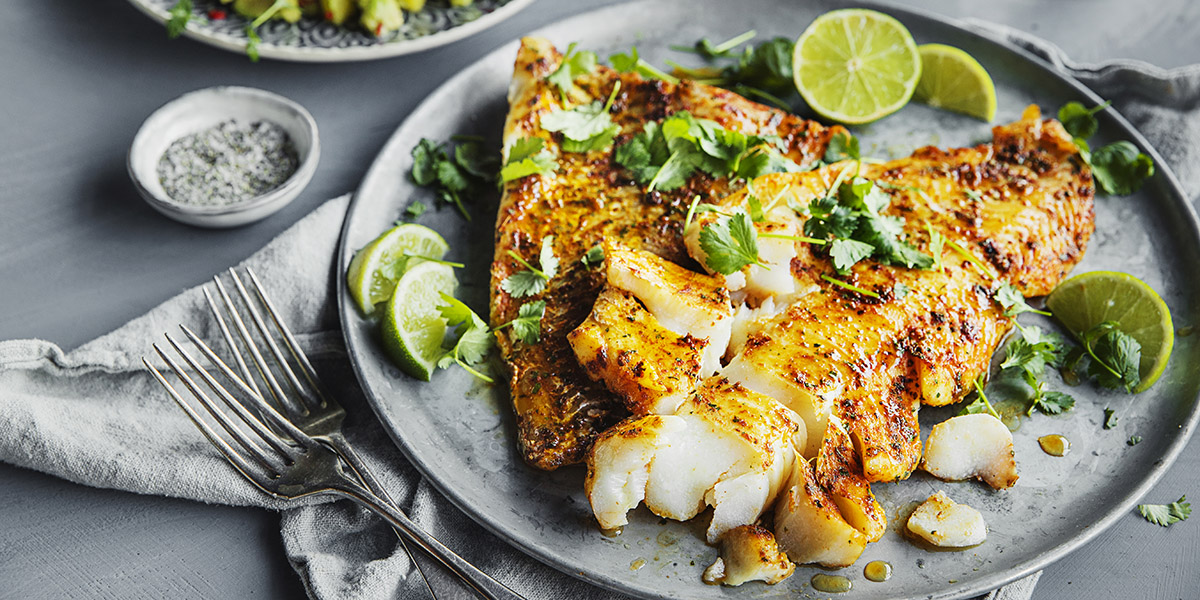 Spicy ovnsbakt skrei med mango-og avokadosalat