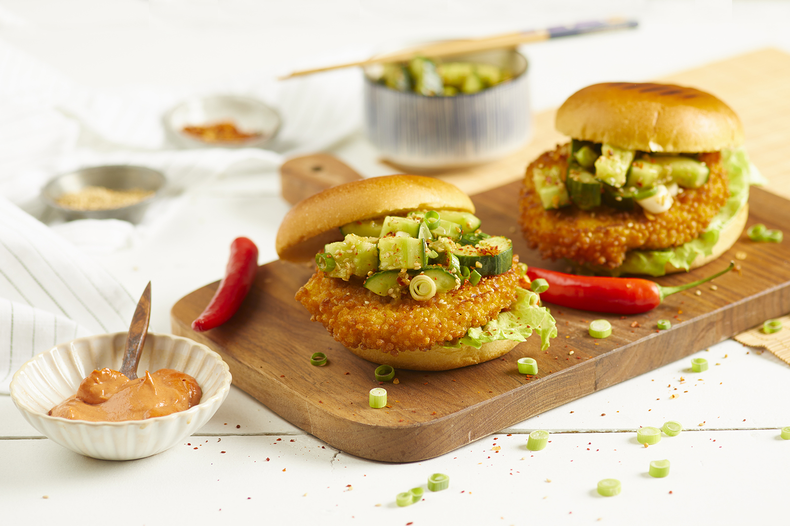 Crispy kyllingburger med asiatisk knust agurksalat og spicy gochujangmayo