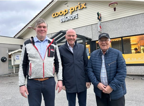 F.v. Erling Ulvestad i bygdeselskapet, eigedomsdirektør Lars Ove Valaas-Breivik og Coop-veteran Jostein Velsvik