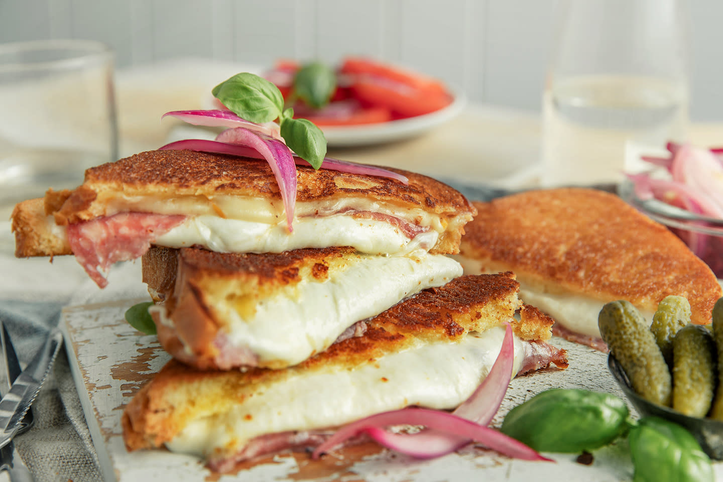 Svært fristende ostesmørbrød lagt oppå hverandre på fjel