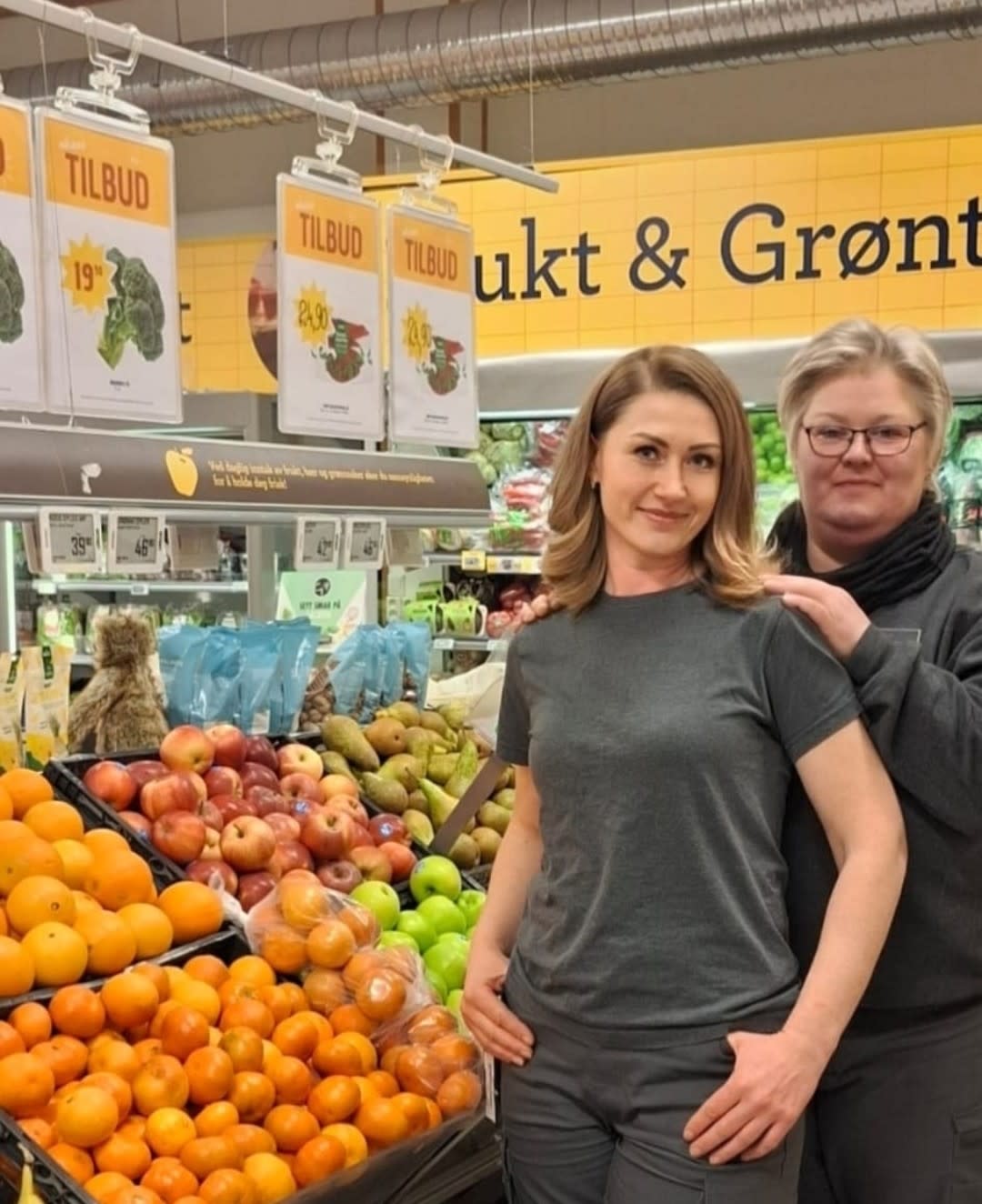 Bildet viser butikksjef Swetlana og assisterende butikksjef Elisabeth