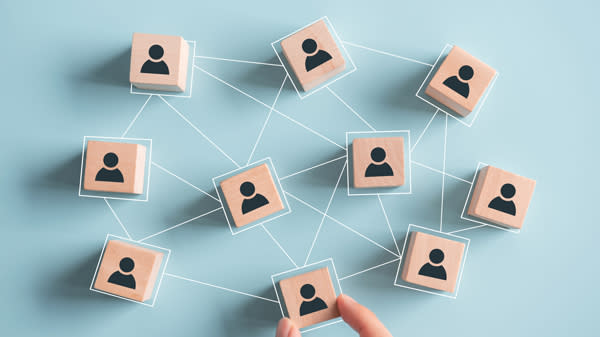 Bilde av klosser med hoder på, på en blå bakgrunn.