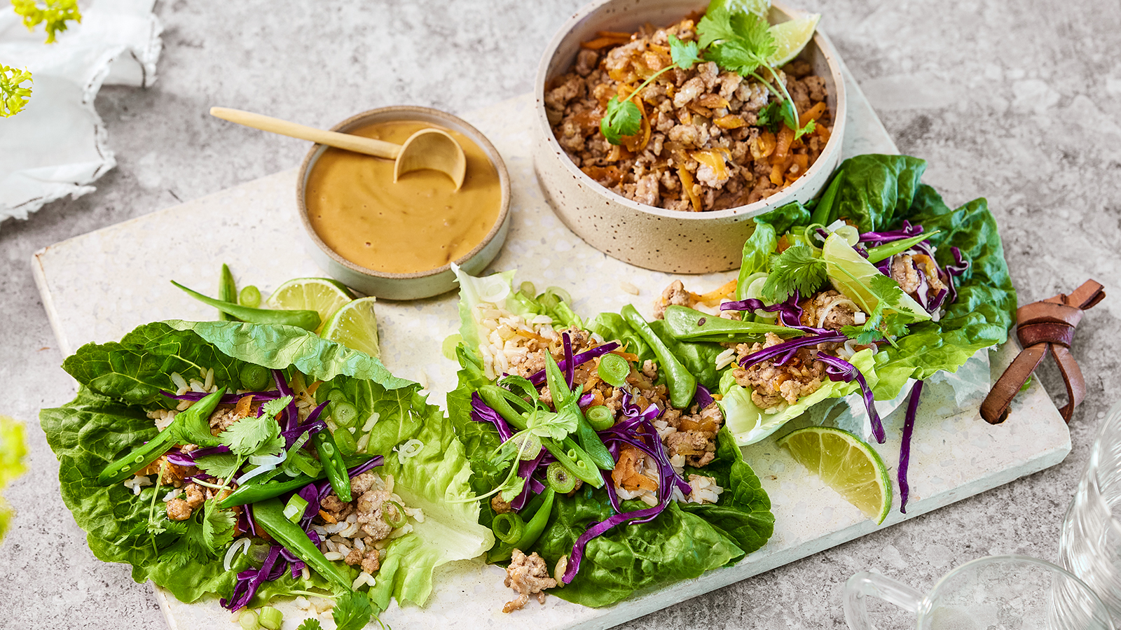 Hjertesalatwraps med peanøttdressing