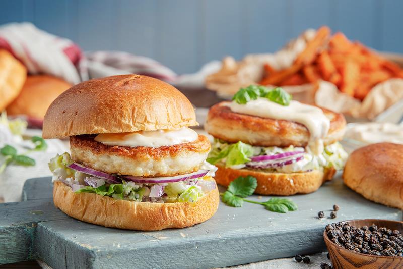 Lettvint fiskeburger med søtpotetfries