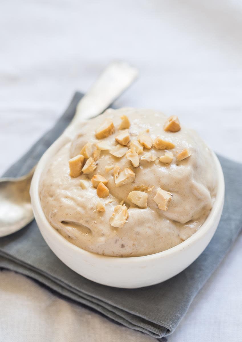 Nicecream, iskrem laget av banan, servert i hvit skål med peanøtter på toppen.