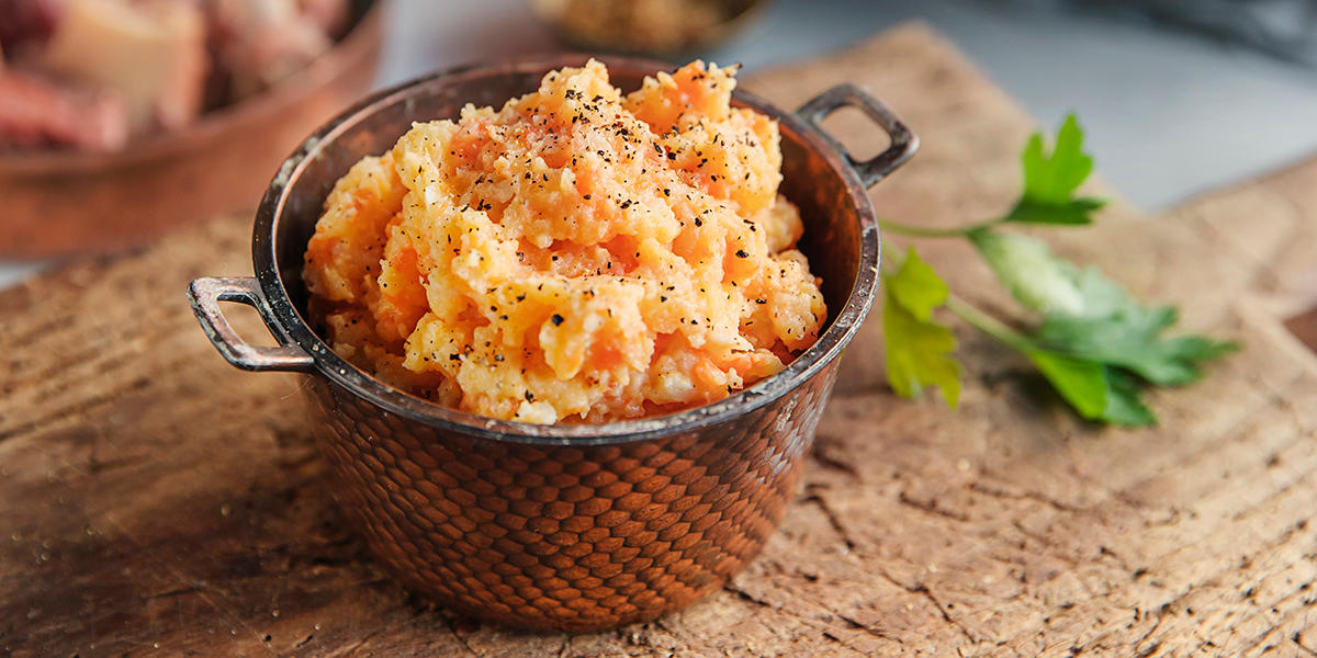 Verdens beste kålrabistappe med hvitløk servert i liten kobberskål, på rustikk trefjøl.