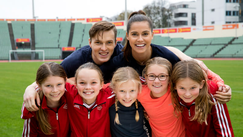 Idrettsutøvere samlet på friidrettstadioen