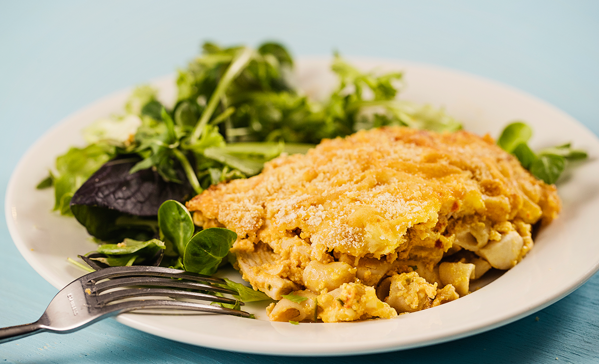 Kyllingform med bretagnesaus og salat på hvit tallerken