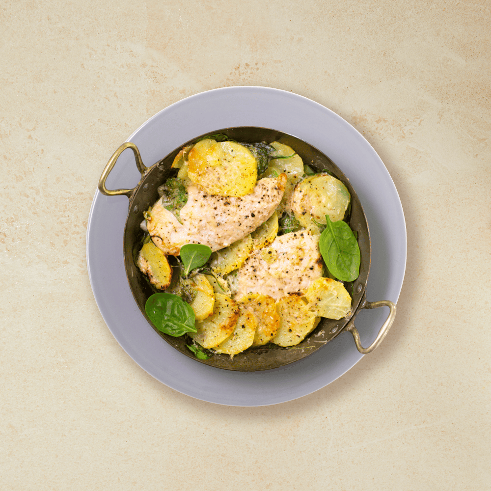 Kylling, potetskiver og spinat i form toppet med smeltet parmesan.