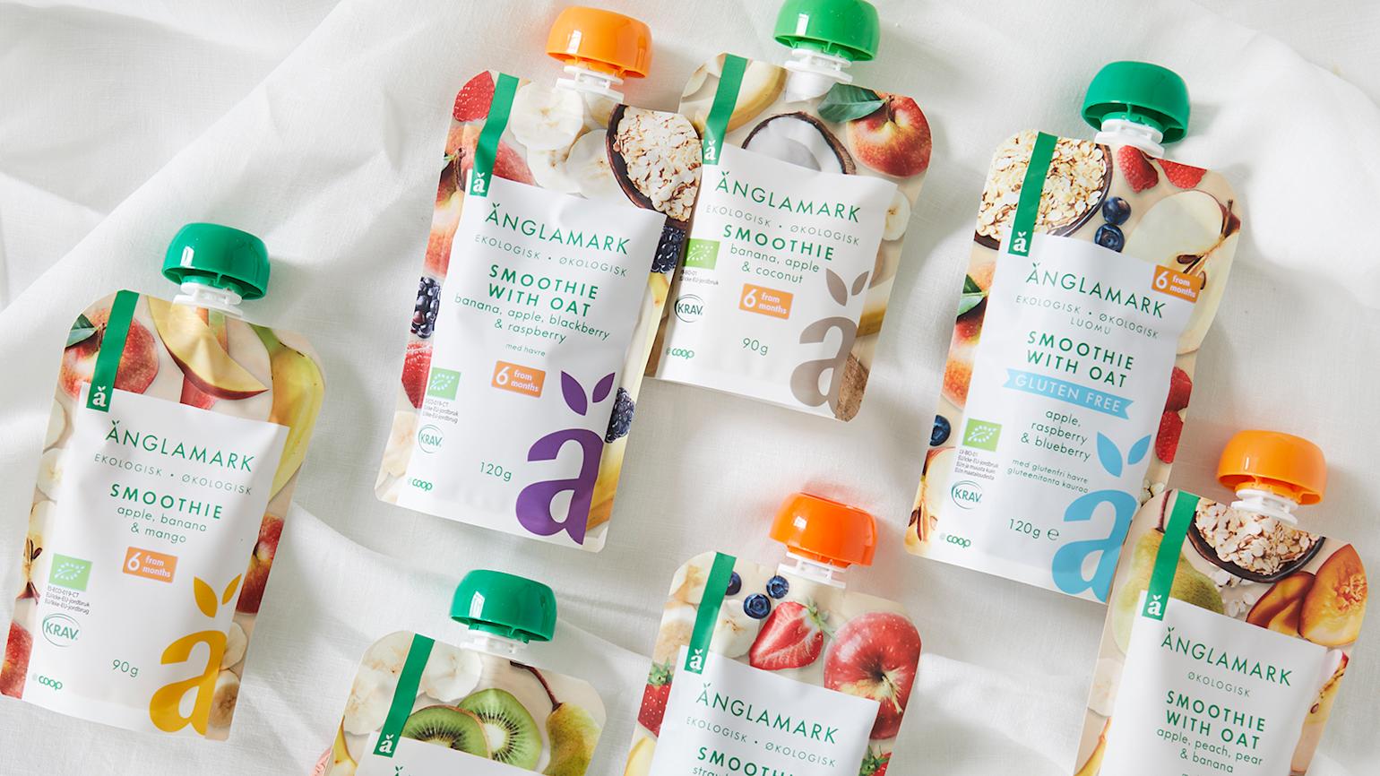 Änglamark klemmeposer med smoothie til baby på hvit linduk.