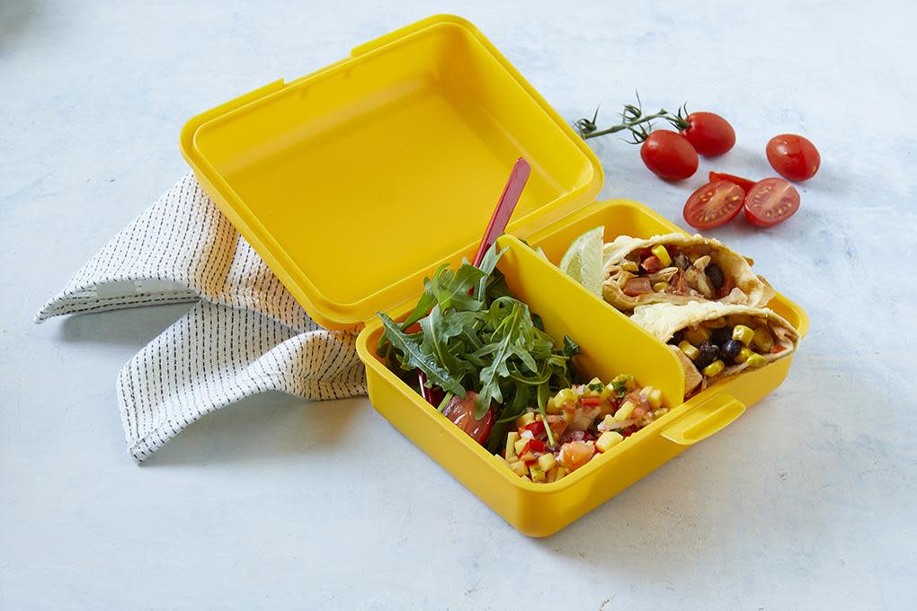 Gul matboks fylt med fajitas og grønt