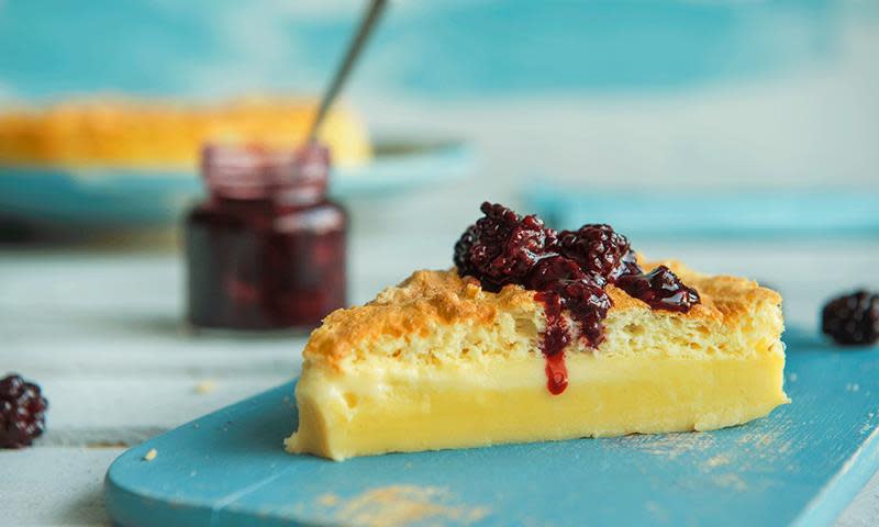 Magic cake - magisk lagkake servert på turkis trefjøl med hjemmelaget bjørnebærcoulis over.