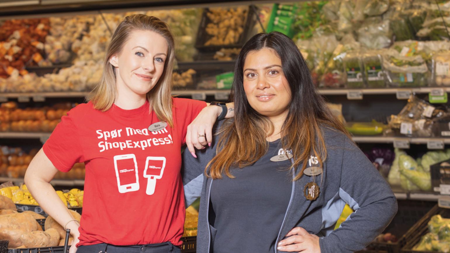 To jenter smiler til kameraet. 