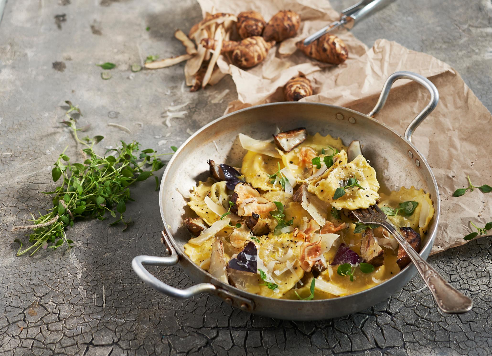 Ravioli med stekt jordskokkrem i liten kjele