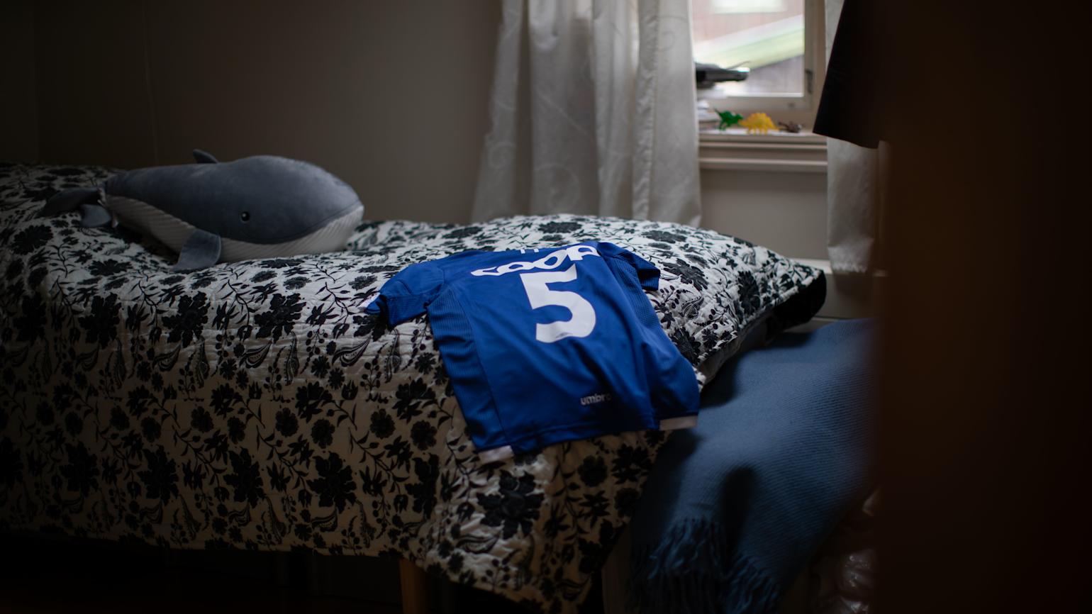 Coop-drakt ligger på seng