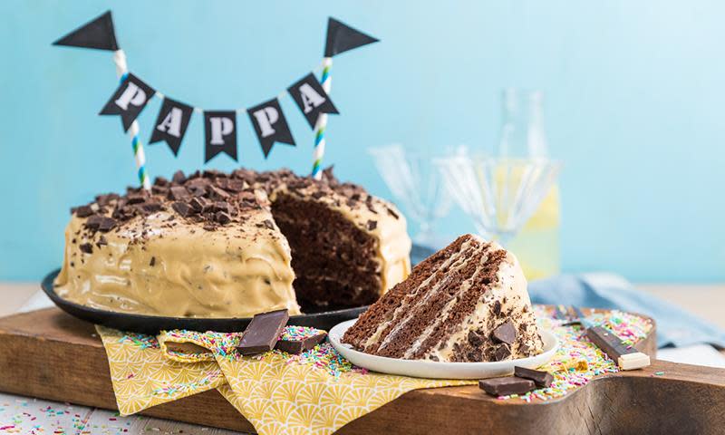 Mørk og saftig sjokoladekake til farsdag pyntet med lys krem og banner med "Pappa" på flaggene.