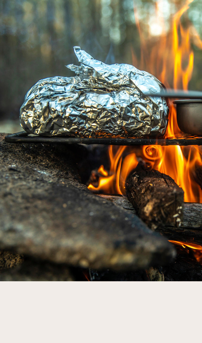Mat på bål øverst og beige bakgrunn nederst