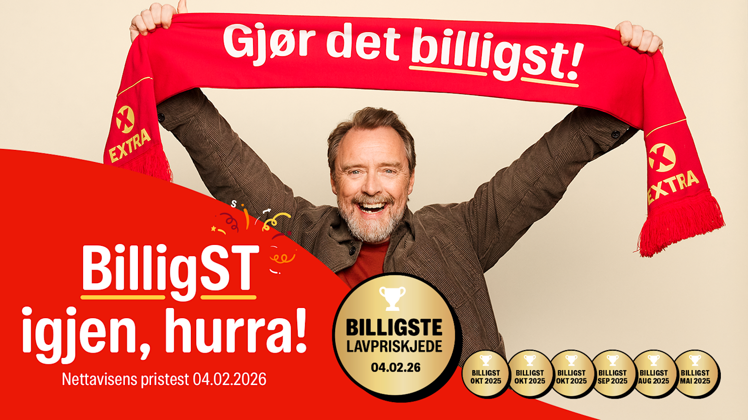 Person holder rødt Extra-skjerf med teksten "Gjør det billigst!" over hodet. Reklame for "Billigste lavpriskjede".