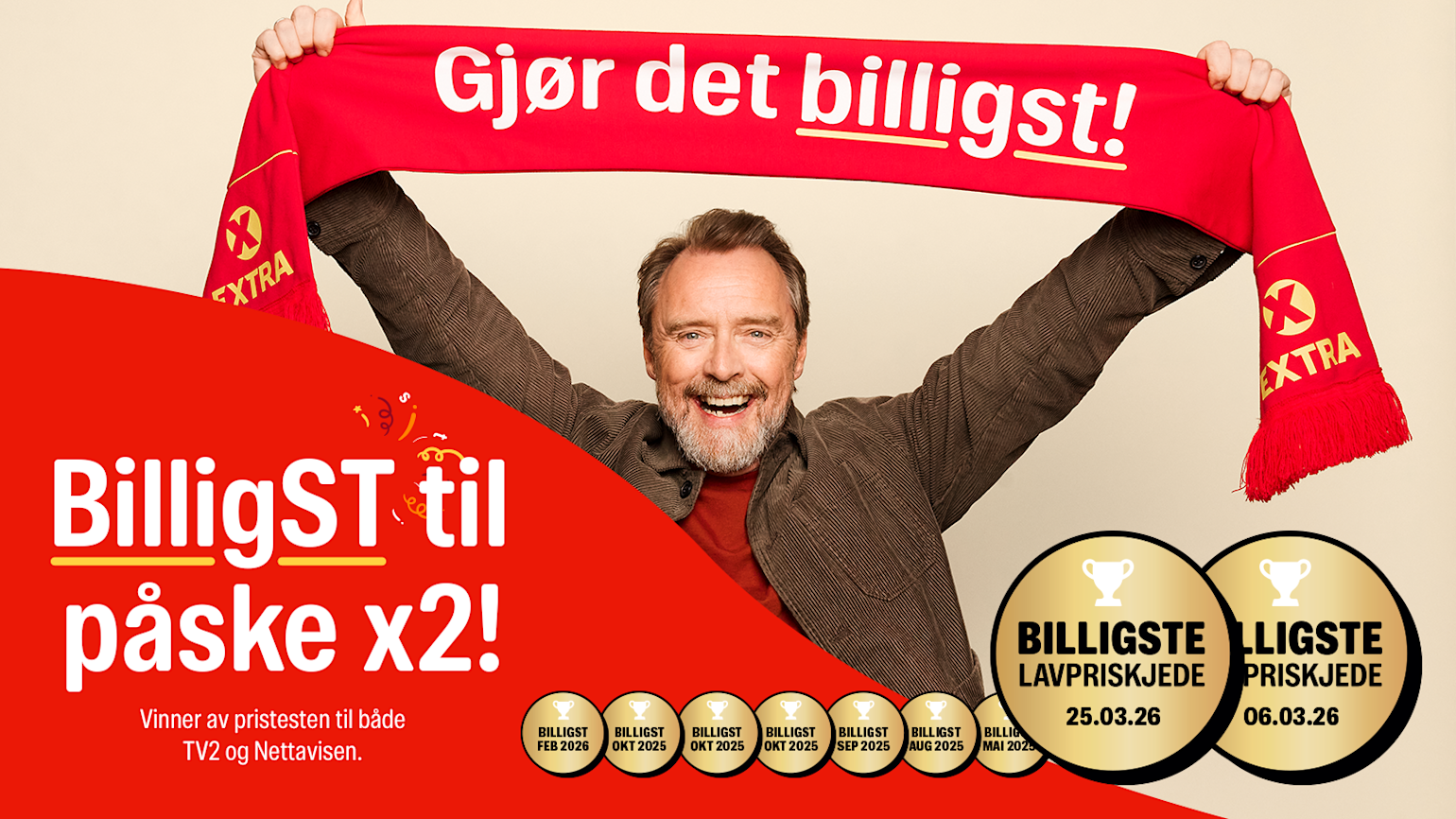 Person holder rødt Extra-skjerf med teksten "Gjør det billigst!" over hodet. Reklame for "Billigste lavpriskjede".