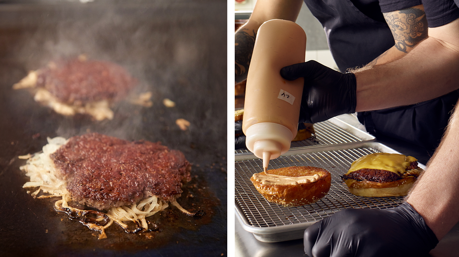 Delt bilde: Burgere stekes på grill med løk, og en person med tatovering presser saus på burgerbrød.