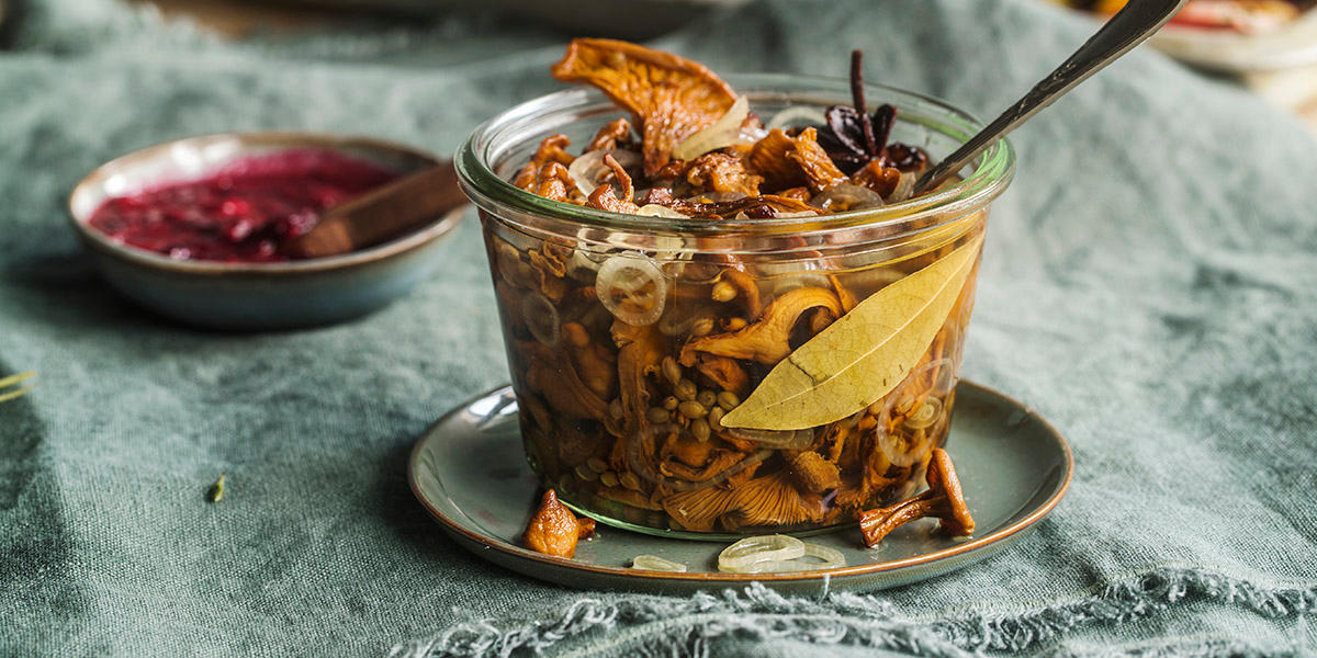 Et lite sylteglass med syltet sopp med løk, laurbærblad, anis og korianderfrø.