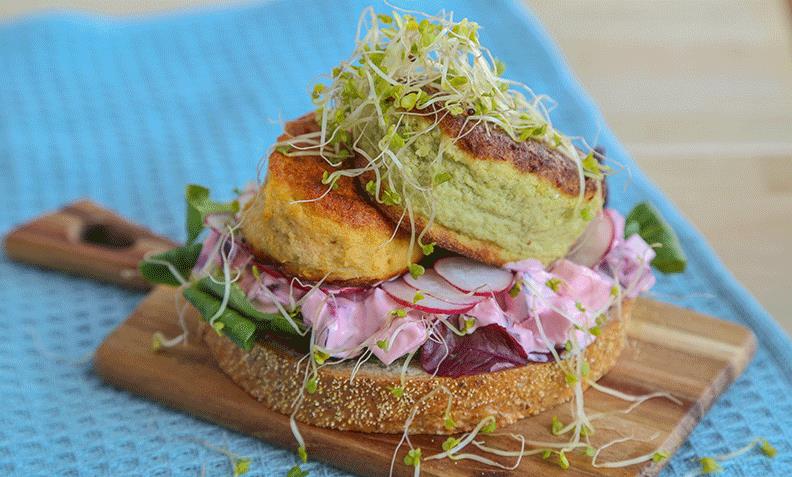 Brødskive med fiskekake, kremet rødbetsalat, reddik og spirer