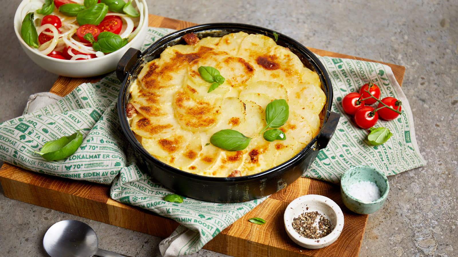 Potetgrateng med chorizo og tomatsalat