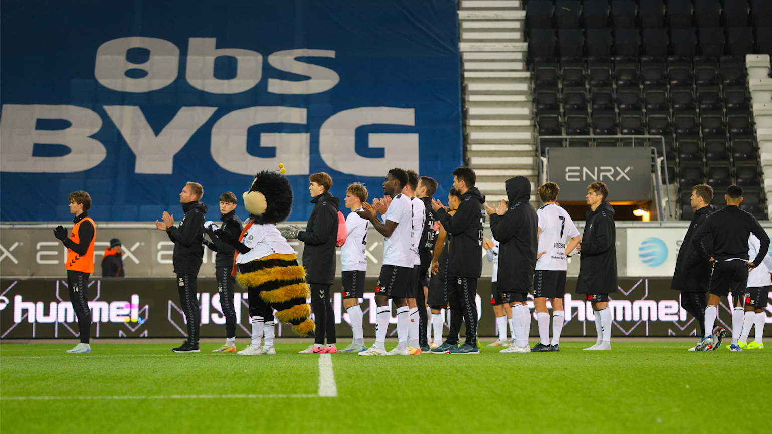 Odd - Laget klapper på stadioen