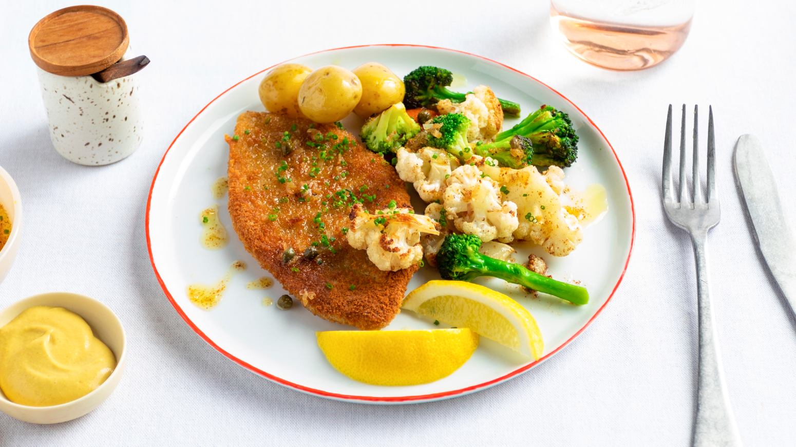 Vegetarsnitzel med stekt blomkål, poteter, sitron og kaperssmør