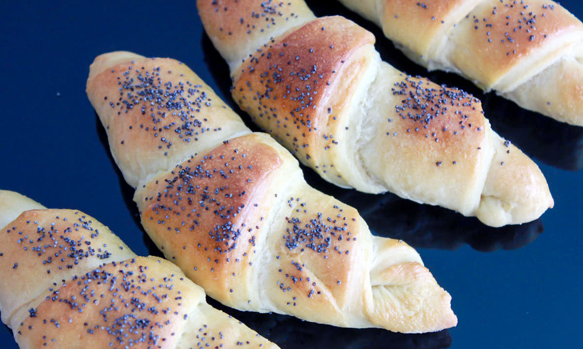 Luftige horn med valmuefrø servert på svart blank overflate.