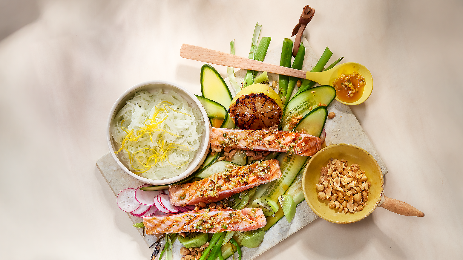 Grillet asiatisk laksefilet med spicy risnudler