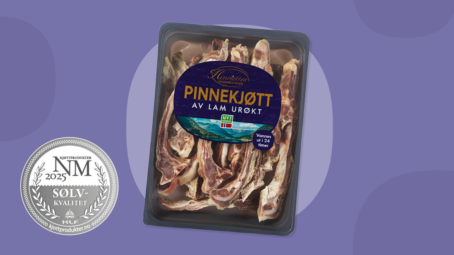 Henriettes pinnekjøtt urøkt, sølvmedaljevinner i NM i kjøtt 2025, på lilla bakgrunn med bobler.