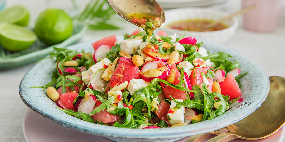Fat med frisk vannmelonsalat med vannmelon, fetaost, reddiker, ruccola og peanøtter. Dressingen blir helt på med en skje.