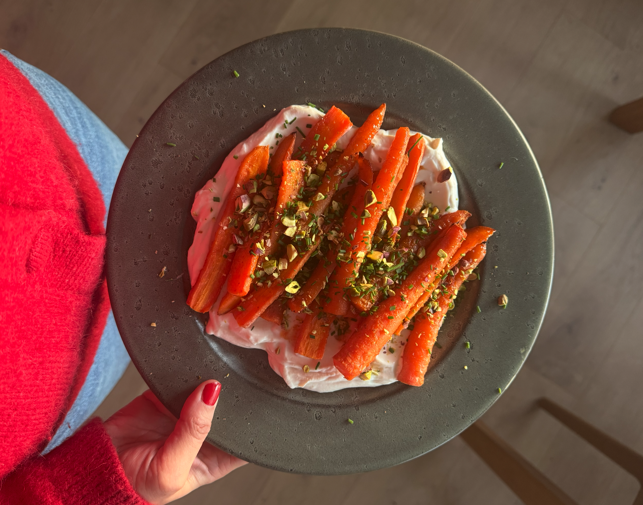 Sriracha- og honningglaserte gulrøtter med tahini yoghurtdip