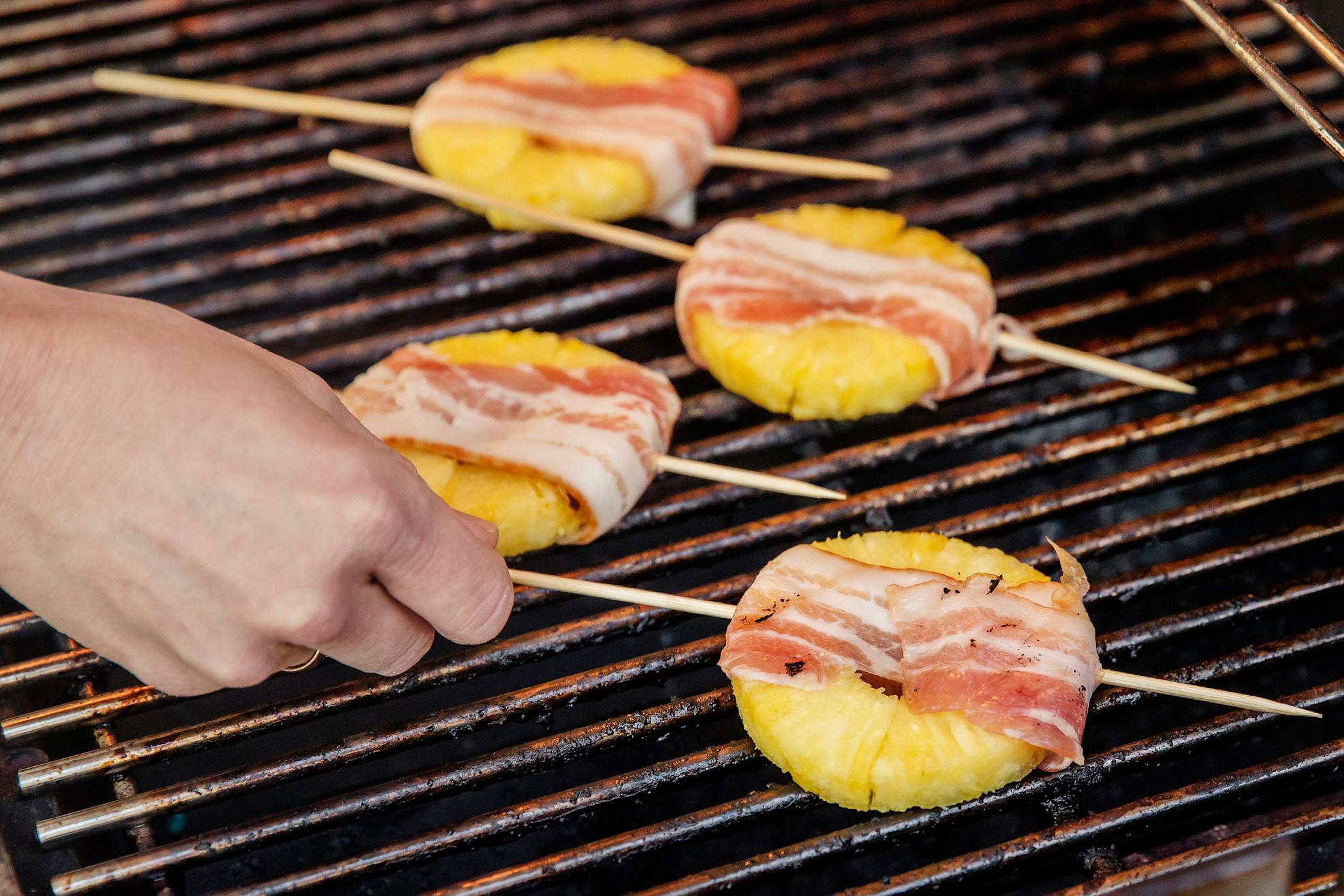 Ananas med bacon på spyd på grillen