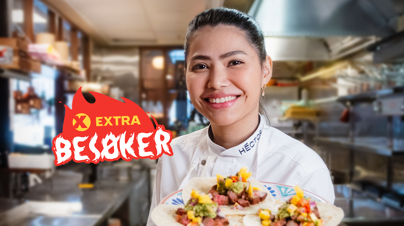 En kokk i et restaurantkjøkken smiler og viser fram 3 stk sommertaco på en tallerken. "Extra Besøker" logo er på bilde