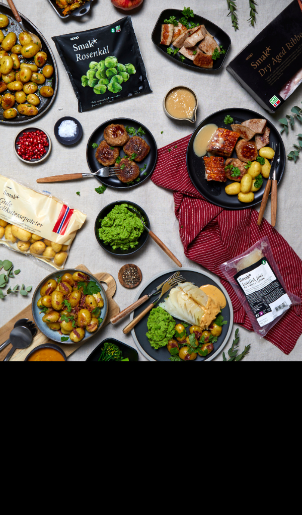 Et utvalg Smak* juleprodukter, tilberedt og servert på asjetter og i skåler på linduk med rødt kjøkkenhåndkle, blant annet Dry aged ribbe, lutefisk, julepølse og medisterkaker.