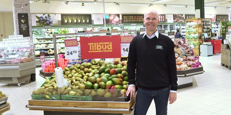 Driftsjef står i Coop Mega butikken foran frukt og grønnsaksdiskene