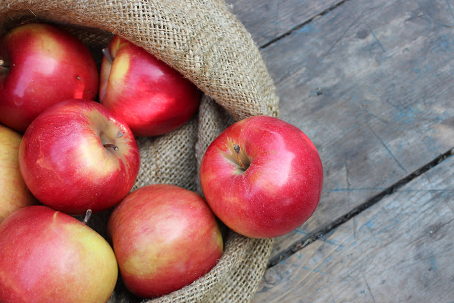 En sekk med røde epler.