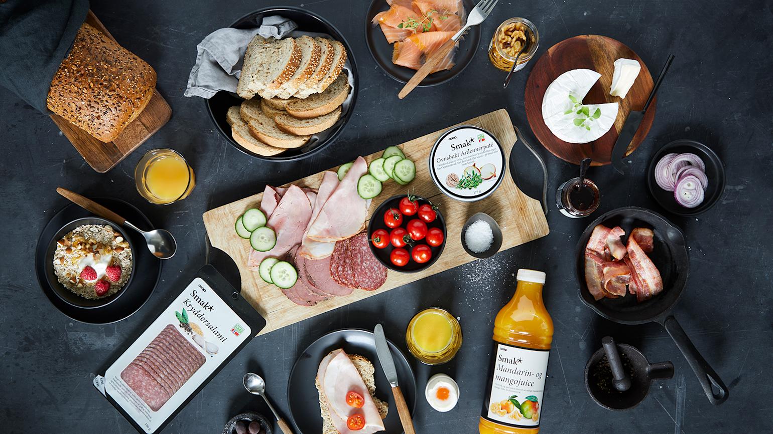 Smak juice og potetsalat på bord