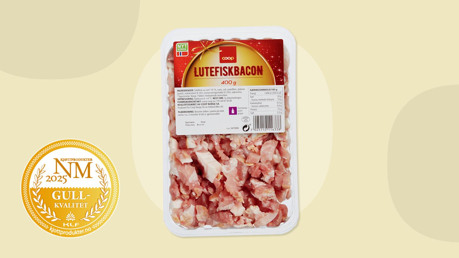 Coop Lutefiskbacon, gullmedaljevinner i NM i kjøtt 2025, på lys gul bakgrunn med bobler.