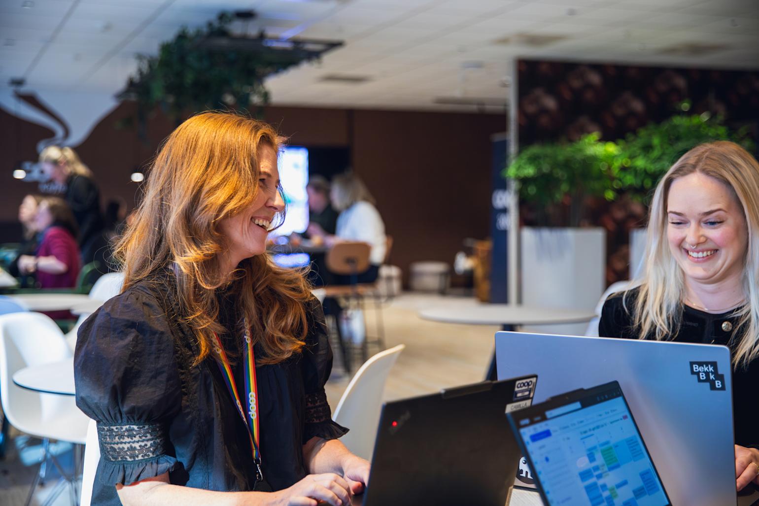 To kvinner jobber på bærbare datamaskiner - martech