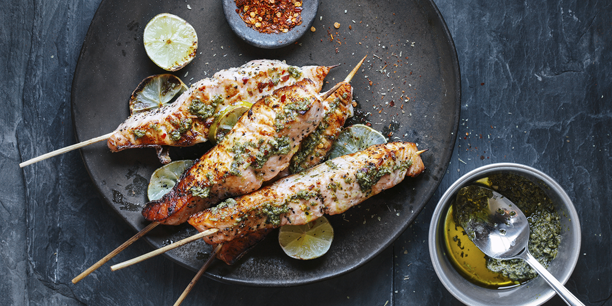 Grillet laks på spyd med spennende sauser