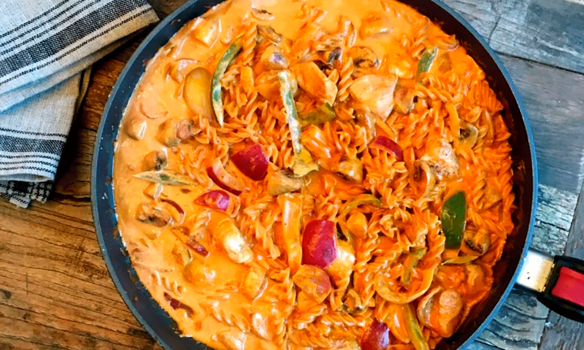 Kylling med pasta, tomat og crème fraîche