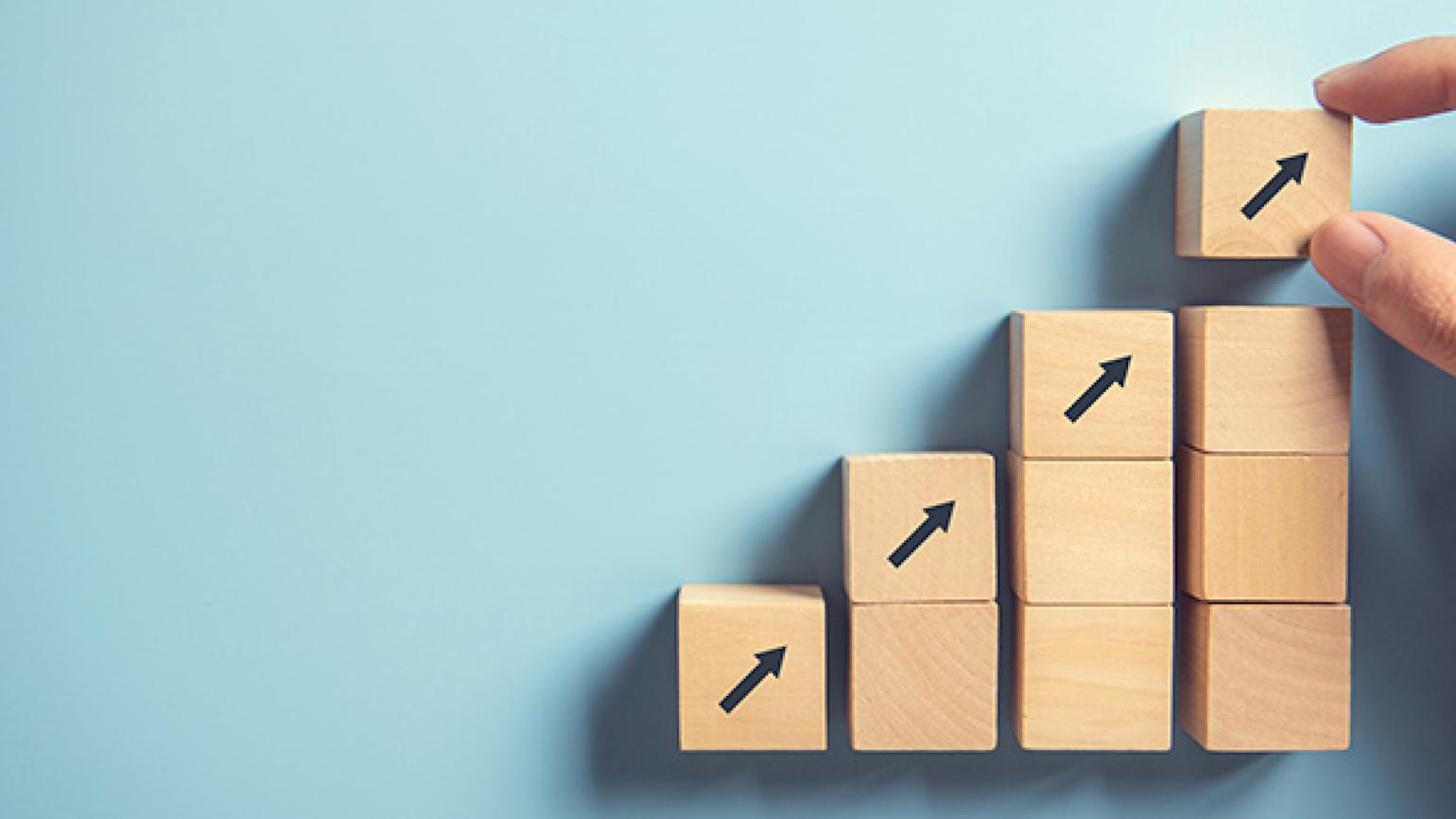 Hånd som bygger klosser.