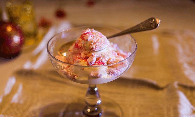 Softis med marengs og bringebærstøv i glass med stett