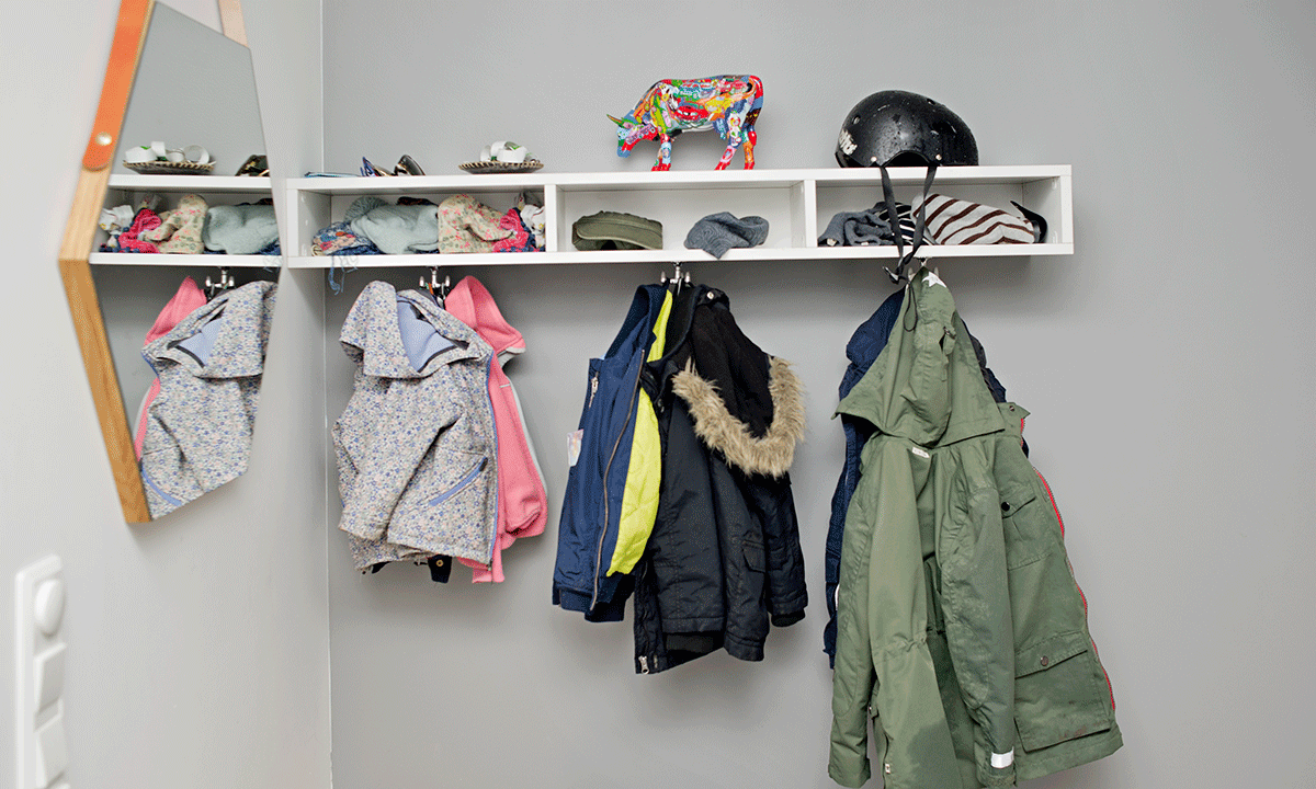 Ryddig klesoppheng i gangen