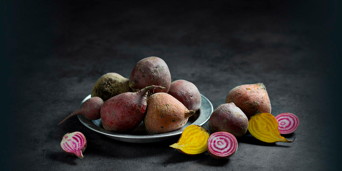 Et fat med rå beter, noen er delt i to så man ser hvordan gulbeter og polkabeter ser ut.